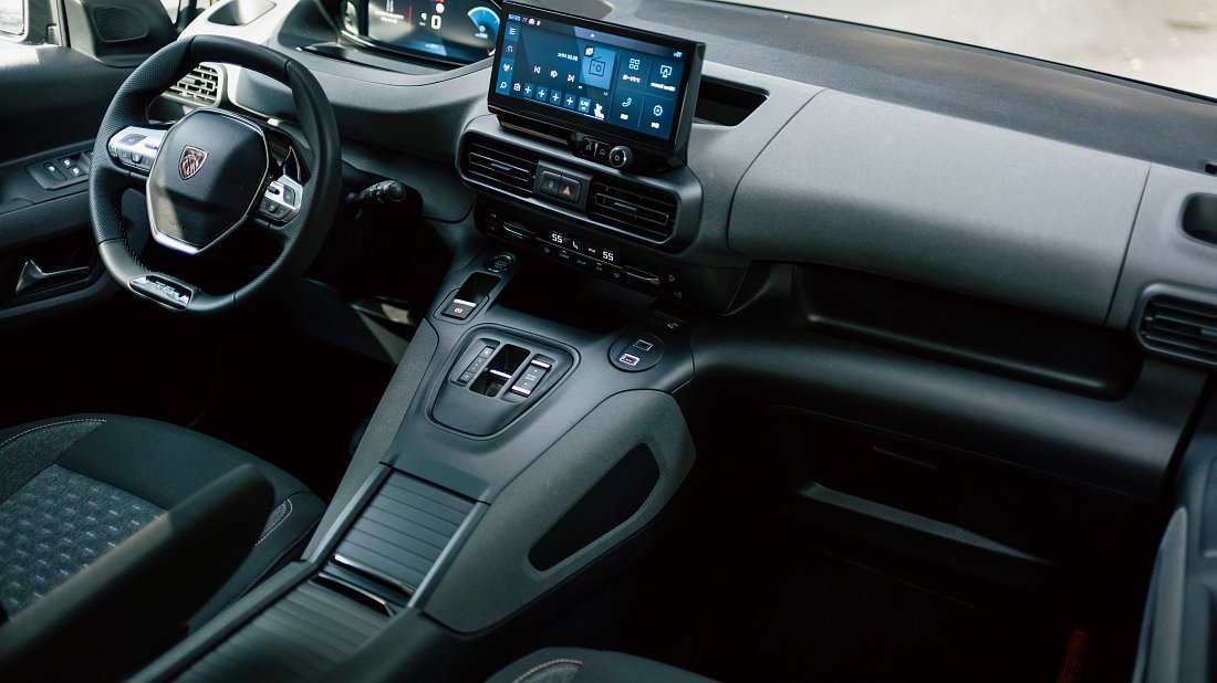 Peugeot e-Rifter M 50 kWh (2024-...) interior, front seat, driver seat, dashboard, steering wheel, infotainment, cockpit