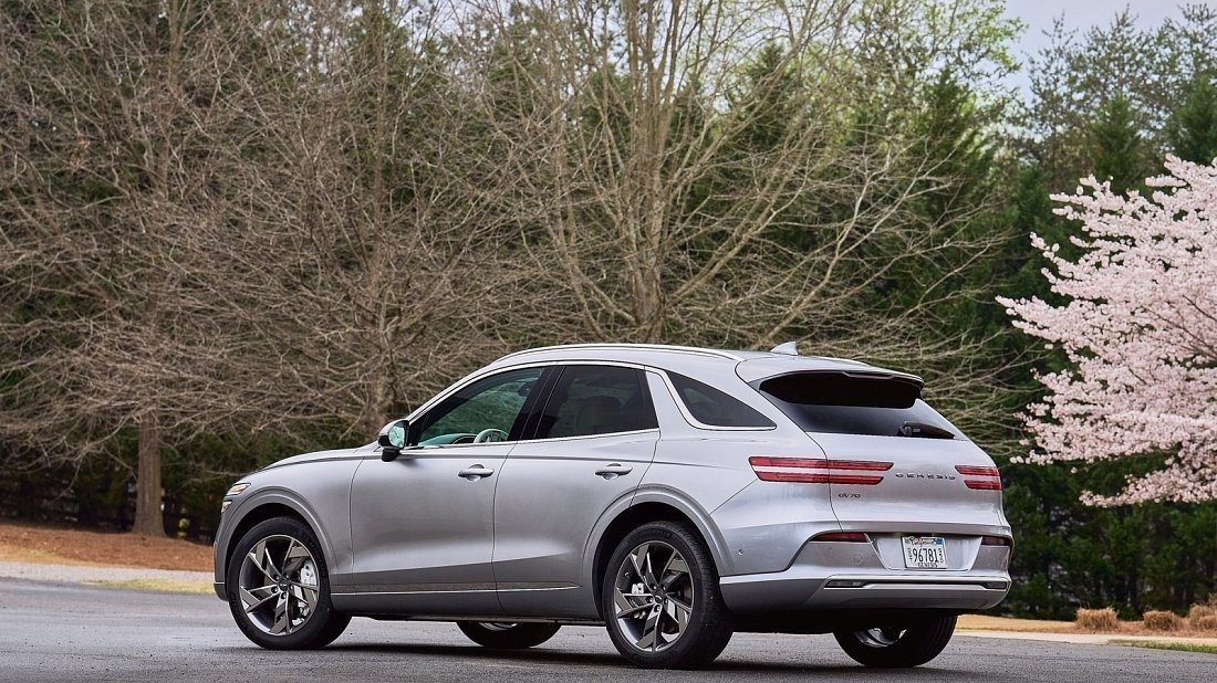 Genesis Electrified GV70 AWD (2022-…) rear quarter photo, three-quarter view, diagonal, exterior
