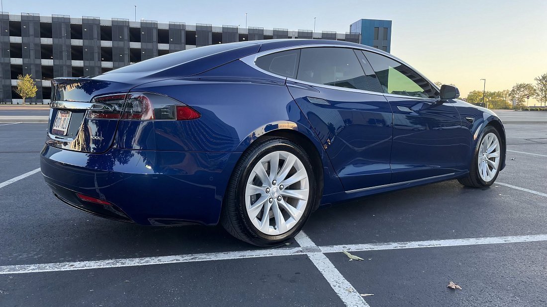 Tesla Model S 70 (2016) rear quarter, three-quarter view, diagonal, exterior