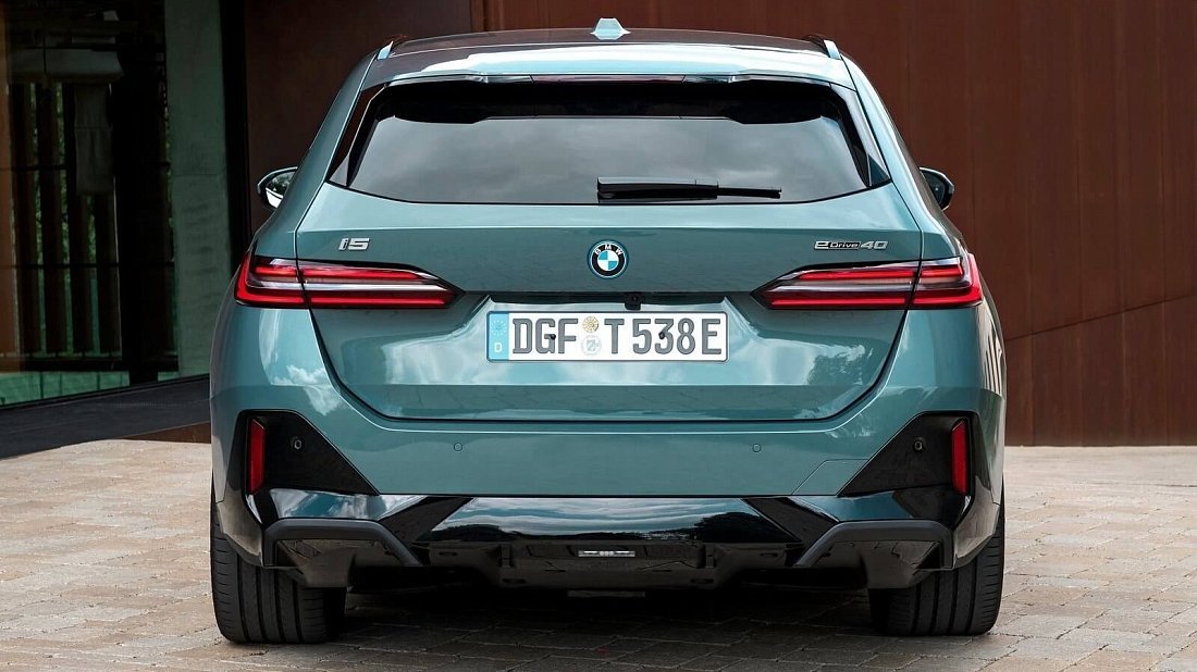 BMW i5 Touring eDrive40 (2025-…) rear view, taillights, trunk, spoiler, badge, bumper, exterior