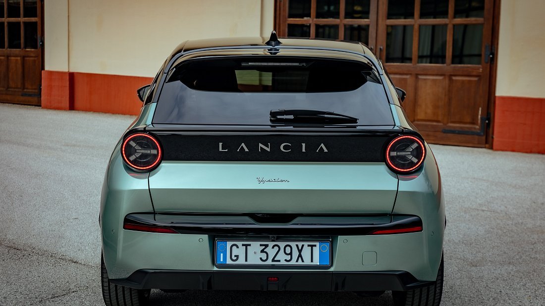 Lancia Ypsilon 54 kWh (2025-...) rear view photo, taillights, trunk, spoiler, badge, bumper, exterior