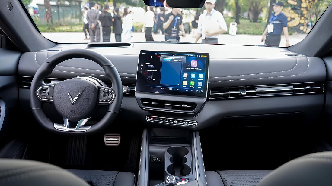 VinFast VF 7 Eco (2024-…) interior photo, front seat, driver seat, dashboard, steering wheel, infotainment, cockpit