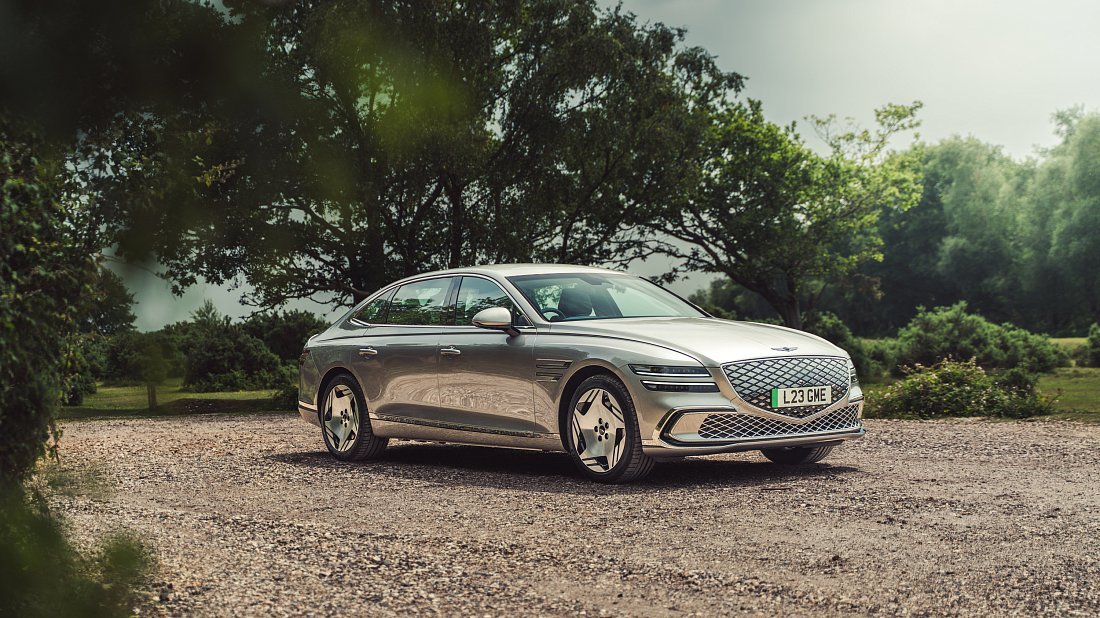 Genesis Electrified G80 AWD (2025-…) front view photo, front quarter, diagonal, exterior