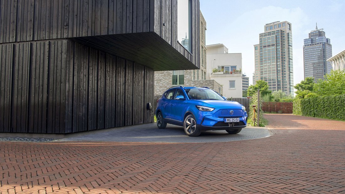 MG ZS EV Standard Range (2021-…) front view, front quarter, diagonal, exterior