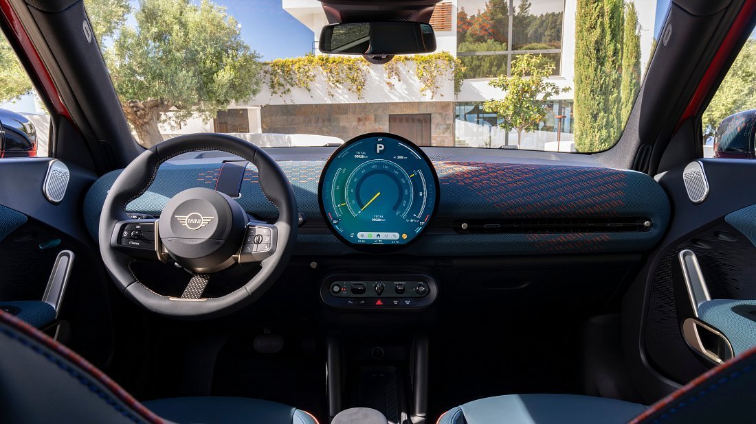 Mini Aceman SE (2024-…) interior photo, front seat, driver seat, dashboard, steering wheel, infotainment, cockpit