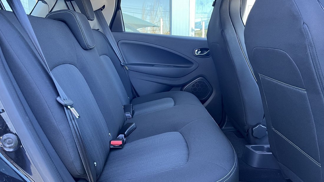 Renault Zoe Z.E. 40 R75/R90 Entry (2016-2018) rear seats, back seats, passenger seats, legroom, headroom, interior