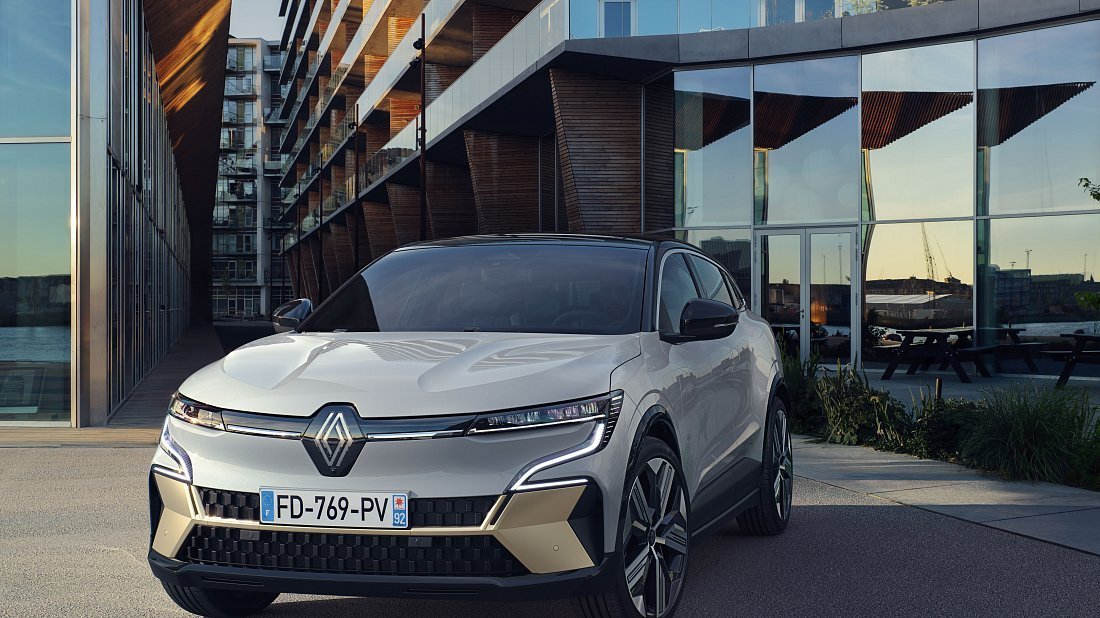 Renault Megane E-Tech EV60 130hp (2022-…) front view, front quarter, diagonal, exterior