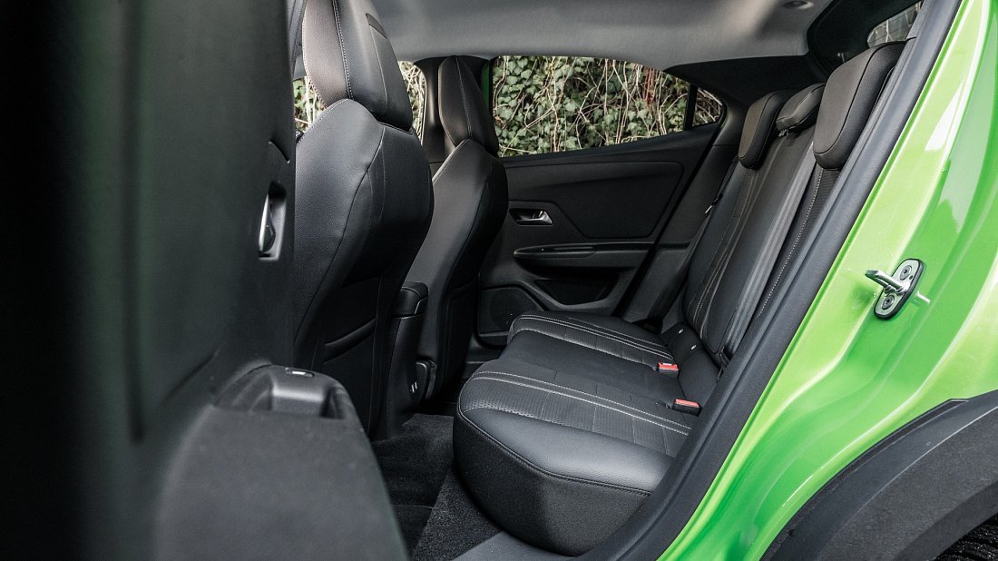 Opel Mokka Electric 54 kWh (2023-…) rear seats, back seats, passenger seats, legroom, headroom, interior