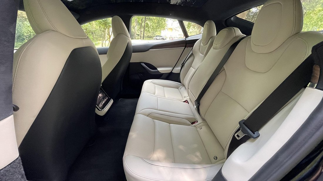 Tesla Model S Plaid (2021-…) rear seats, back seats, passenger seats, legroom, headroom, interior