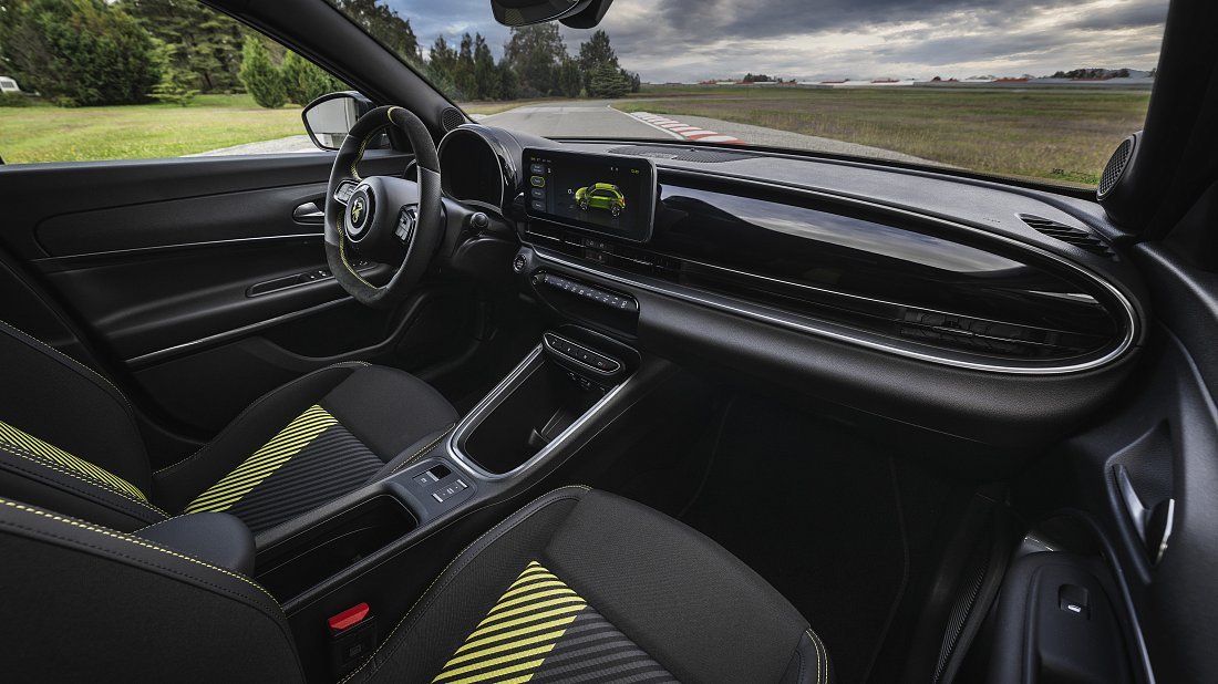 Abarth 600e Turismo (2024-…) interior photo, front seat, driver seat, dashboard, steering wheel, infotainment, cockpit
