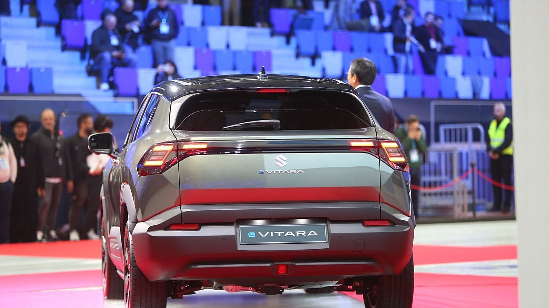 Suzuki e Vitara 61 kWh FWD (2025-…) rear view photo, taillights, trunk, spoiler, badge, bumper, exterior