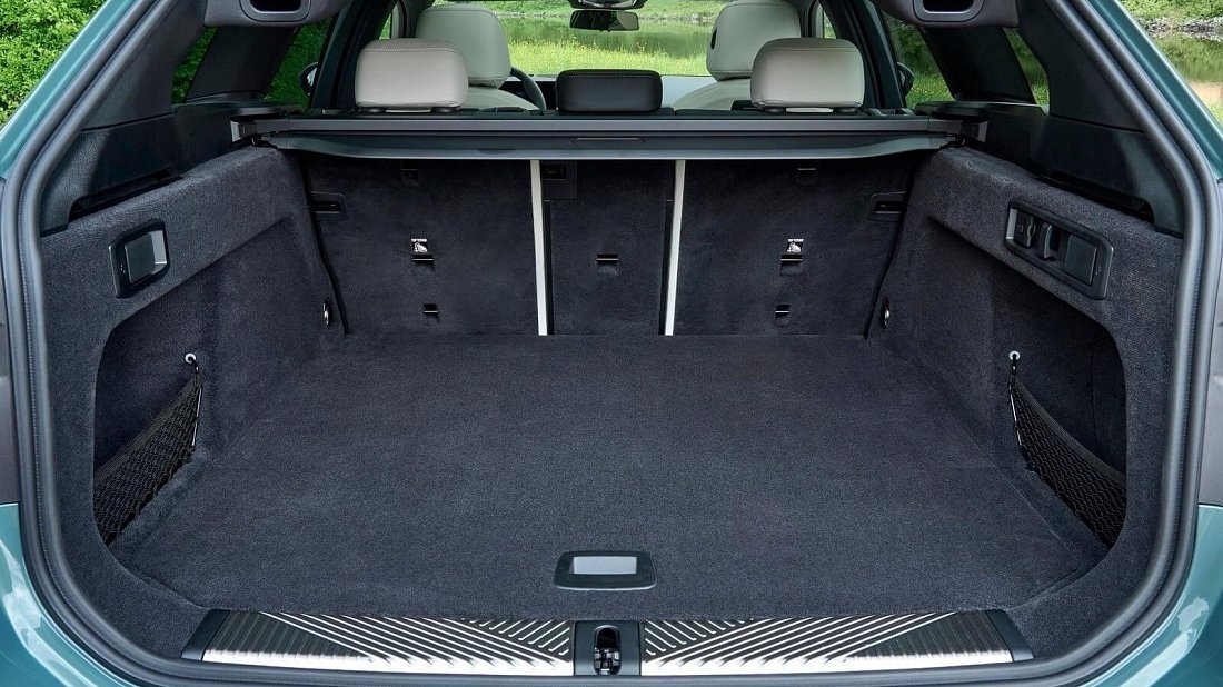 BMW i5 Touring eDrive40 (2025-…) trunk, boot, seats up, seats upright, cargo space, cargo volume, cargo capacity, storage