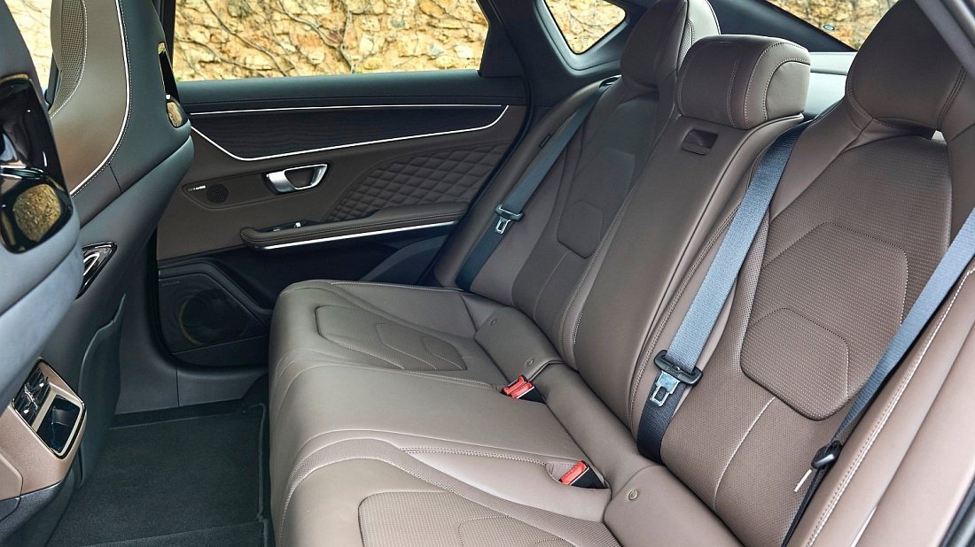 BYD Han AWD (2023-…) rear seats, back seats, passenger seats, legroom, headroom, interior