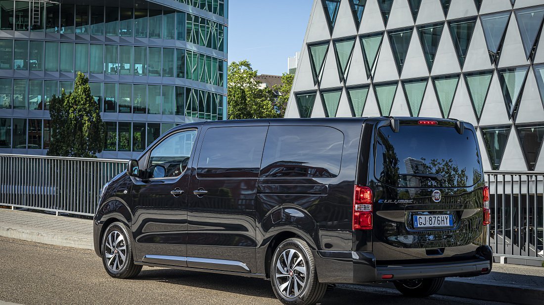 Fiat E-Ulysse L3 50 kWh (2022-2024) rear quarter, three-quarter view, diagonal, exterior