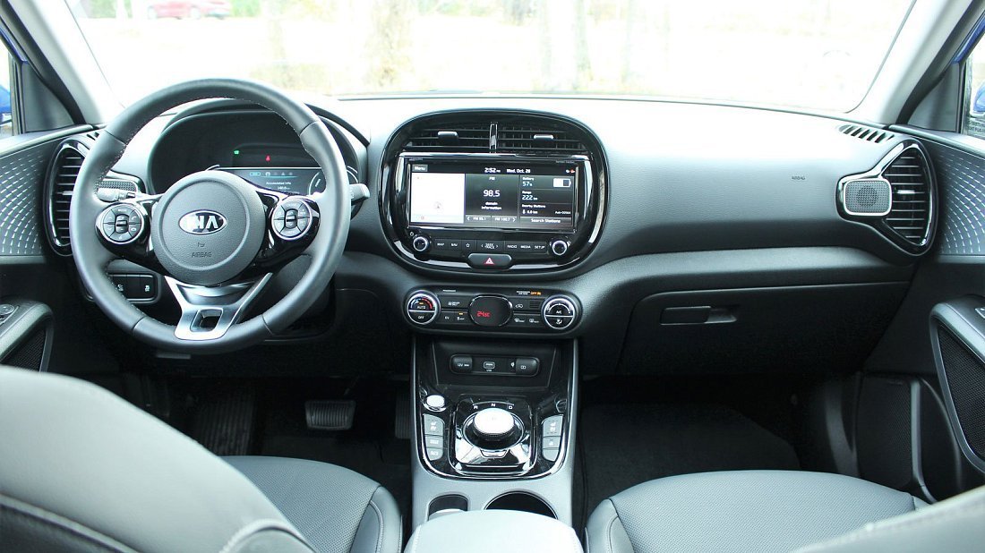 Kia Soul EV Standard Range (2020-…) interior, front seat, driver seat, dashboard, steering wheel, infotainment, cockpit
