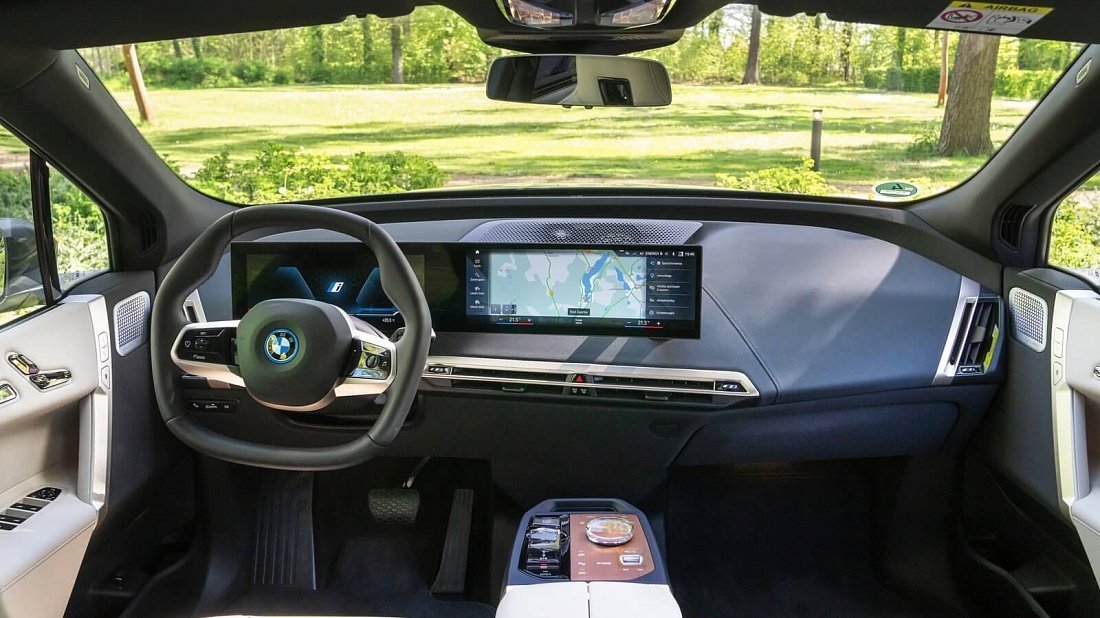 BMW iX M60 xDrive (2022-2025) interior, front seat, driver seat, dashboard, steering wheel, infotainment, cockpit