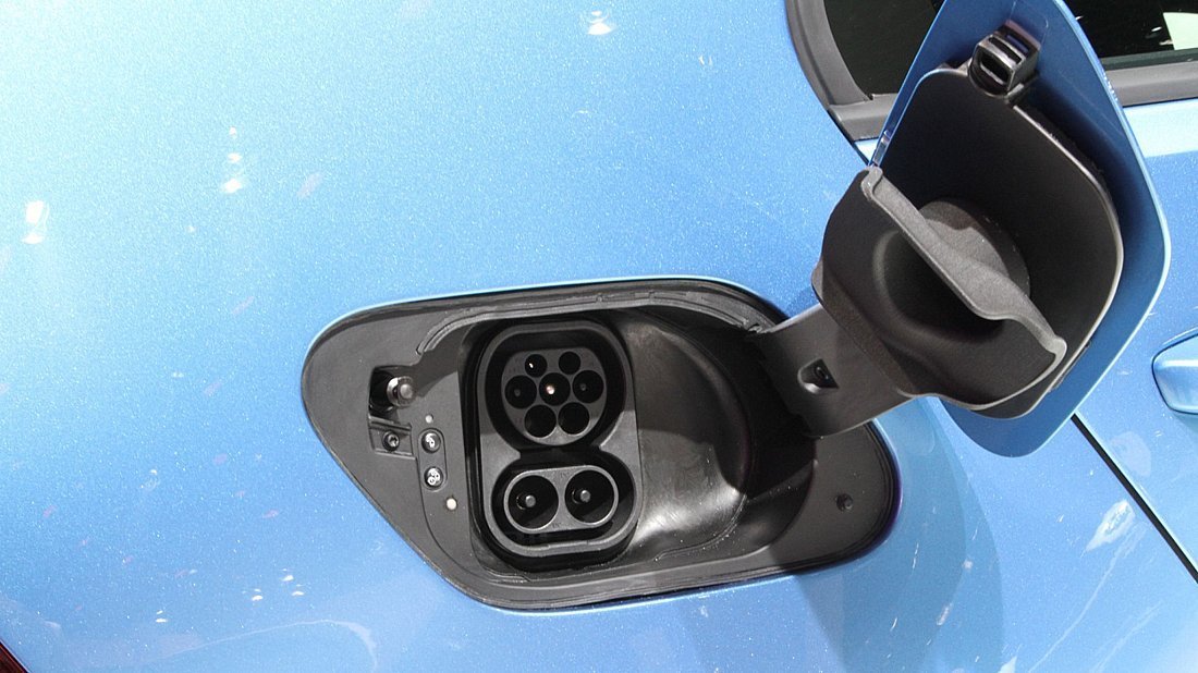 Volkswagen e-Golf 24.2 kWh (2014-2016) charge port Europe, charging, inlet, plug, connector