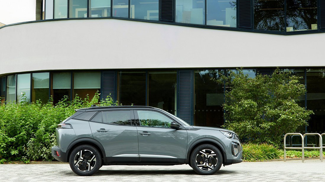 Peugeot e-2008 50 kWh (2023-…) side profile, silhouette, doors, wheels, exterior