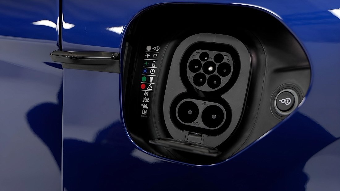 Porsche Taycan Turbo S Sport Turismo (2022-2024) charge port Europe, charging, inlet, plug, connector