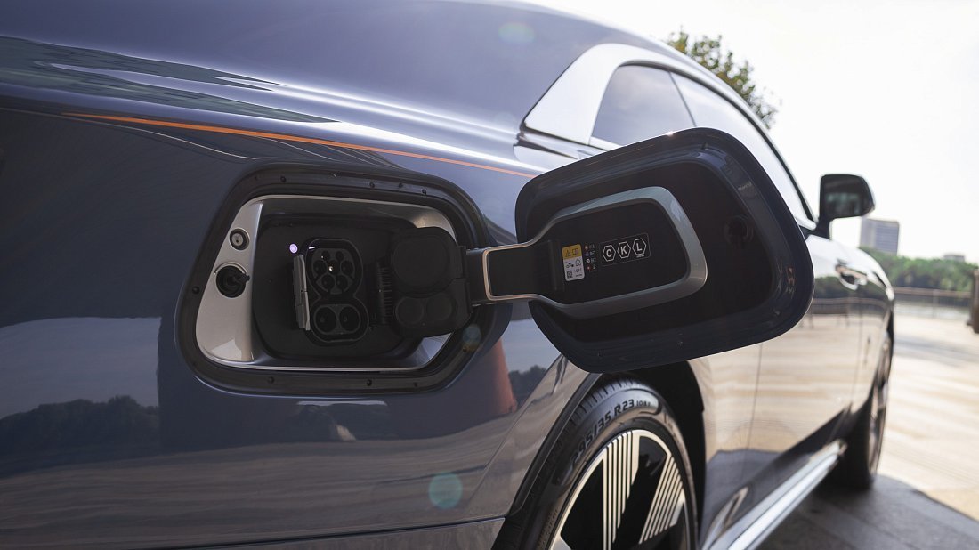 Rolls-Royce Spectre (2023-…) charge port Europe, charging, inlet, plug, connector