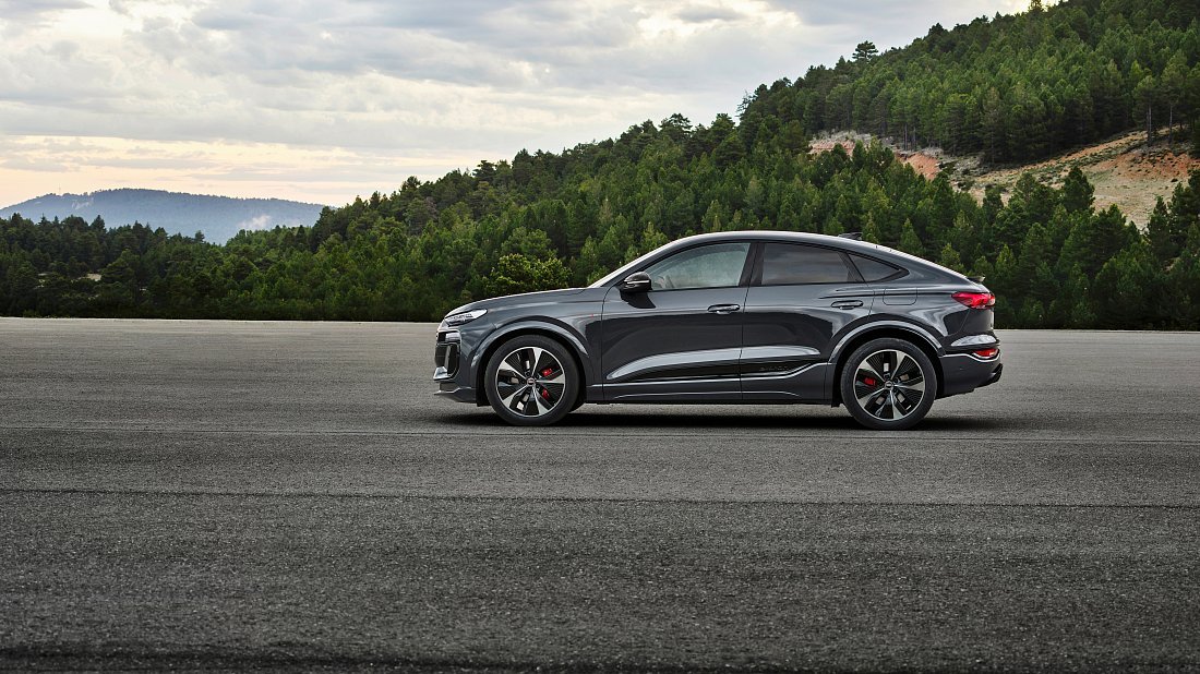 Audi Q6 Sportback e-tron quattro (2025-…) side profile, silhouette, doors, wheels, exterior