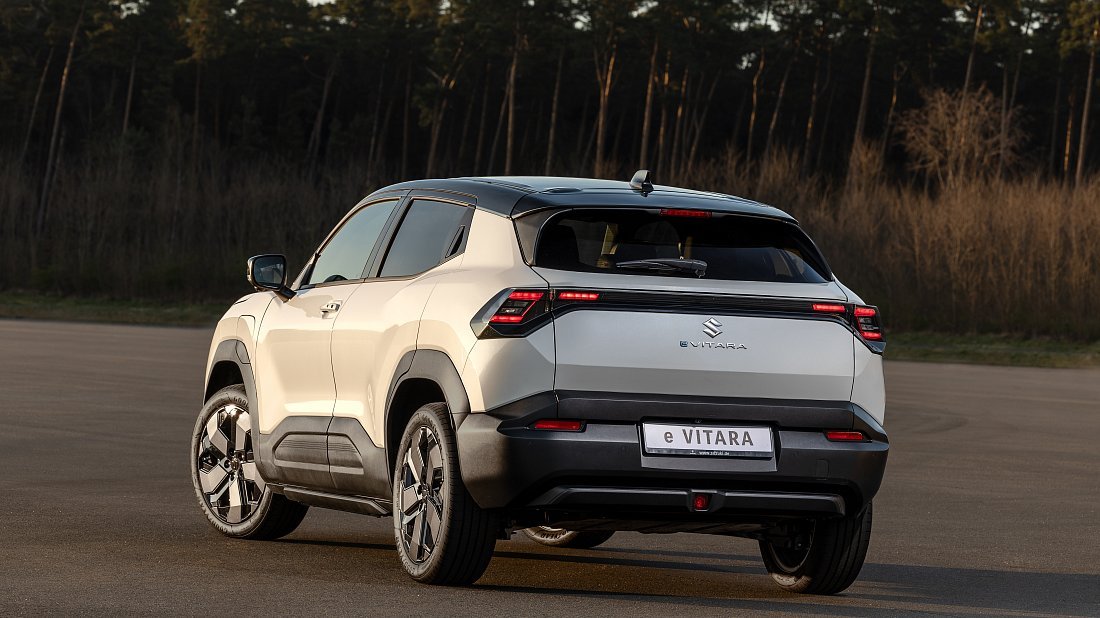 Suzuki e Vitara 61 kWh AWD (2025-…) rear quarter photo, three-quarter view, diagonal, exterior