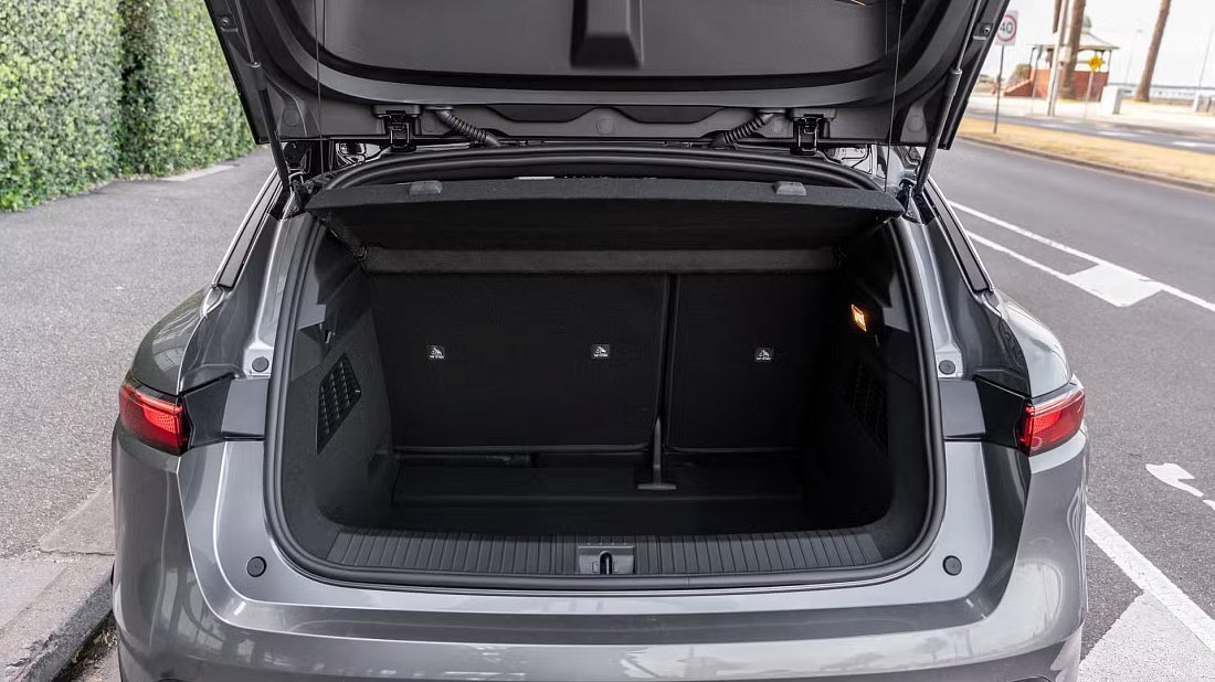 Renault Megane E-Tech EV60 130hp (2022-…) trunk, boot, seats up, seats upright, cargo space, cargo volume, cargo capacity, storage