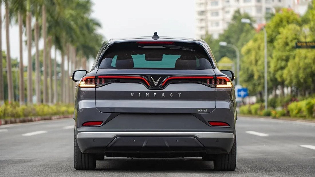 VinFast VF 8 Plus (2023-2024) rear view, taillights, trunk, spoiler, badge, bumper, exterior