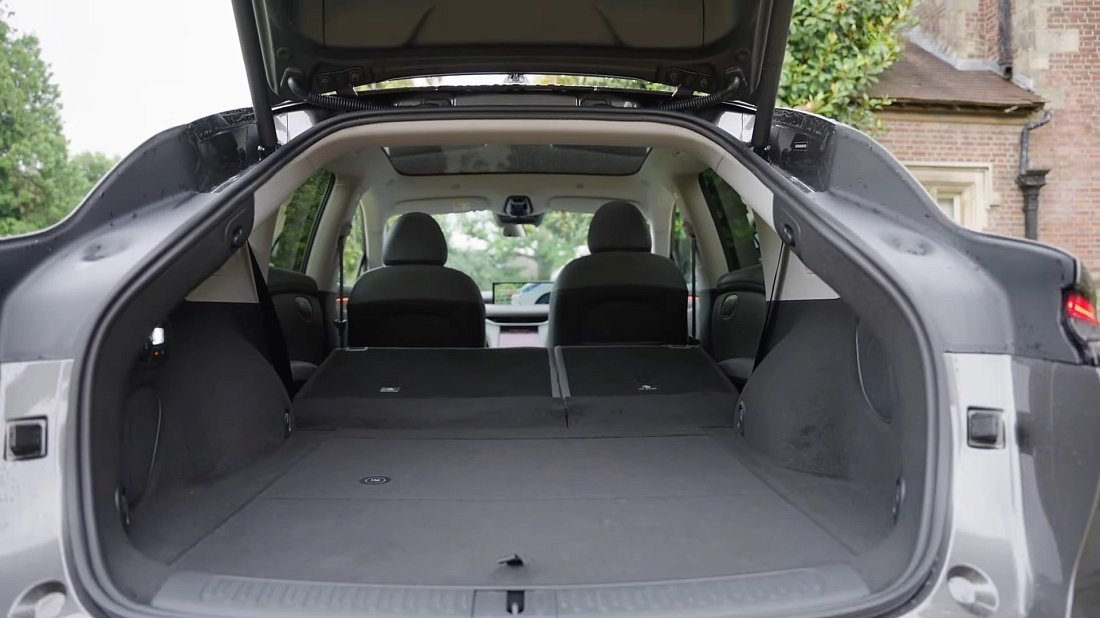 MG IM6 Performance (2025-...) folded trunk photo, boot, expanded, folded seats, maximum volume, max cargo, max capacity, max storage