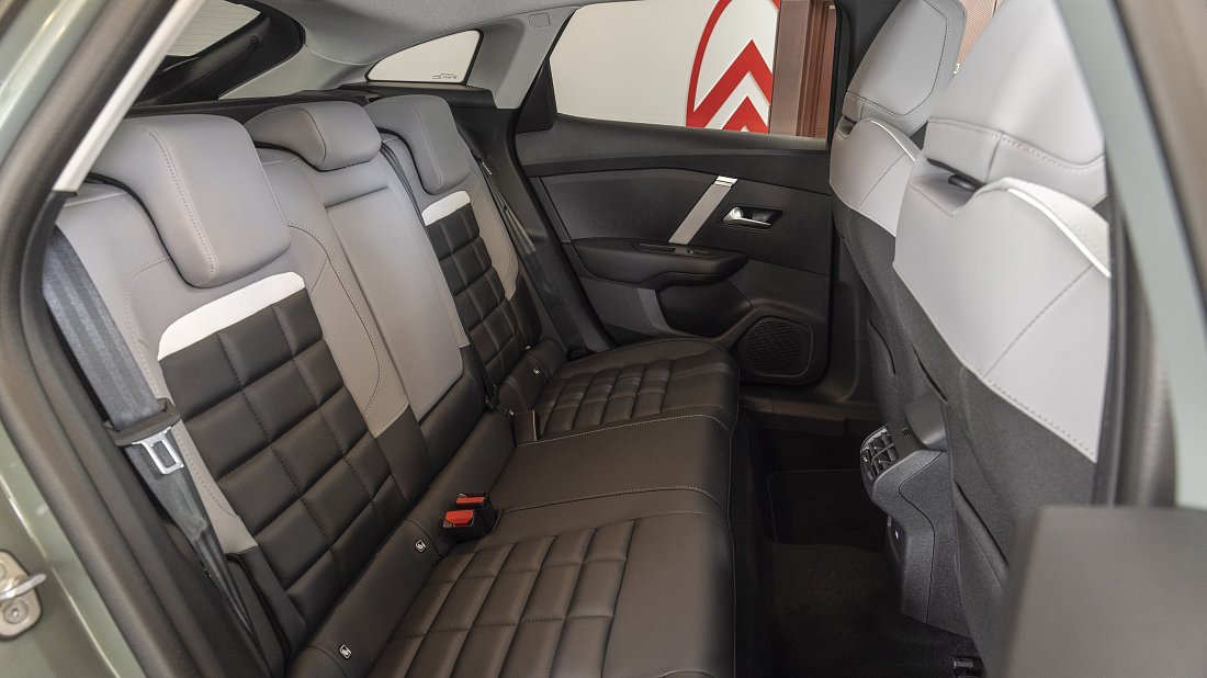 Citroën e-C4 50 kWh (2024-…) rear seats, back seats, passenger seats, legroom, headroom, interior
