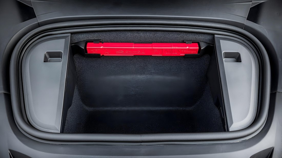 Porsche Taycan Turbo Cross Turismo (2024-…) frunk, front trunk, under hood, storage, cargo, capacity, bonus space