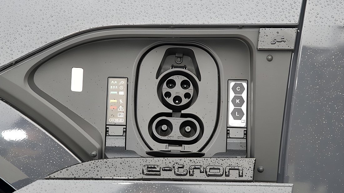 Audi e-tron Sportback 50 quattro (2020-2022) charge port USA photo, charging, inlet, plug, connector