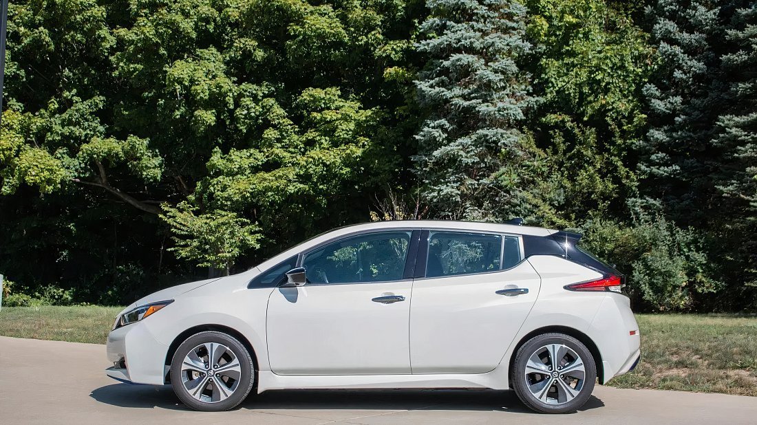 Nissan Leaf 40 kWh (2017-2022) side profile photo, silhouette, doors, wheels, exterior