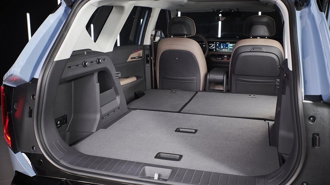 Kia EV5 Long Range FWD (2026-…) folded trunk photo, boot, expanded, folded seats, maximum volume, max cargo, max capacity, max storage