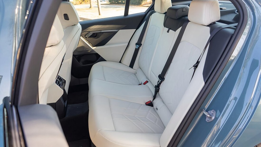 BMW i5 eDrive40 (2023-2025) rear seats, back seats, passenger seats, legroom, headroom, interior