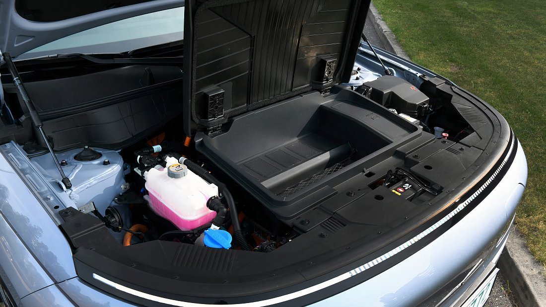 Hyundai Kona Electric Long Range (2023-…) frunk, front trunk, under hood, storage, cargo, capacity, bonus space