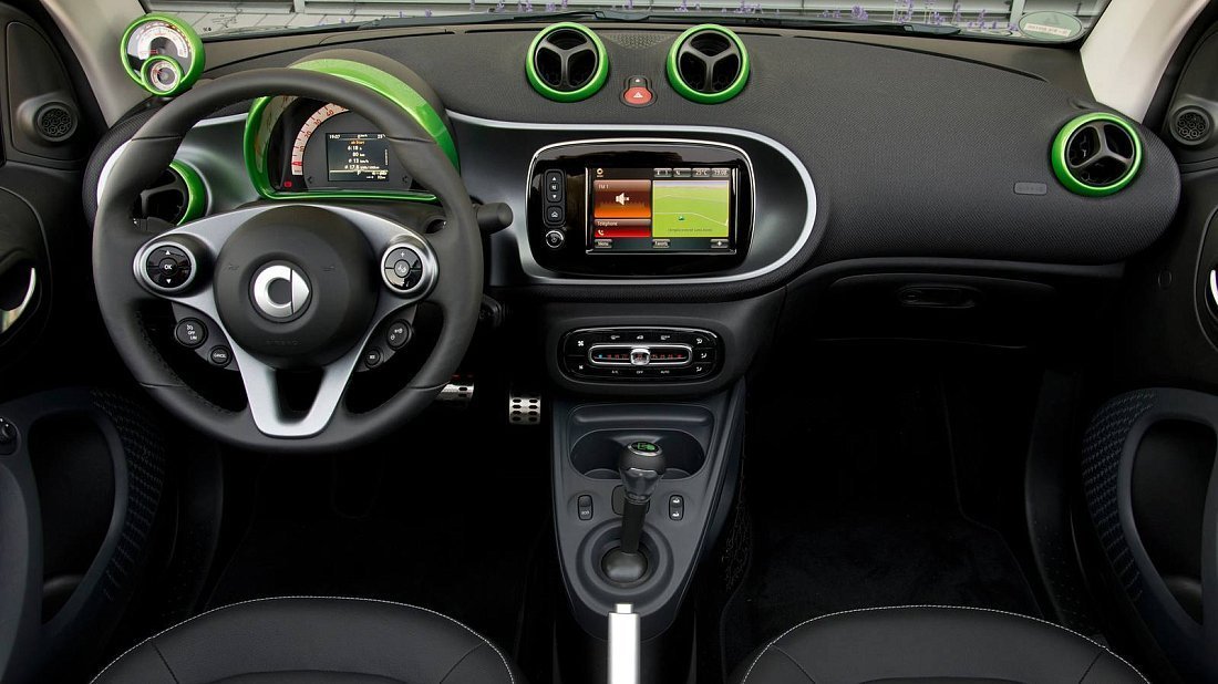 Smart EQ fortwo coupe (2017-2019) interior photo, front seat, driver seat, dashboard, steering wheel, infotainment, cockpit