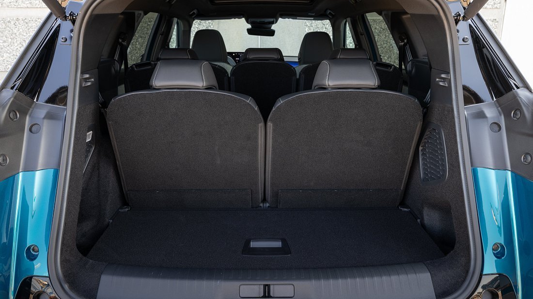 Peugeot e-5008 73 kWh FWD (2024-…) trunk, boot, seats up, seats upright, cargo space, cargo volume, cargo capacity, storage
