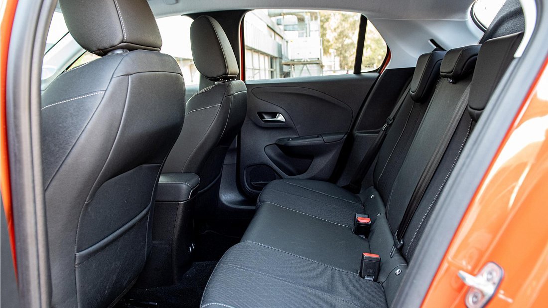 Opel Corsa Electric 50 kWh (2020-2021) rear seats, back seats, passenger seats, legroom, headroom, interior