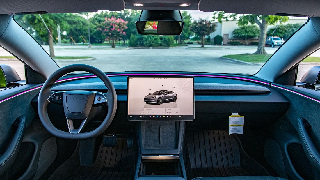 Tesla Model 3 Long Range AWD (2023-…) interior photo, front seat, driver seat, dashboard, steering wheel, infotainment, cockpit