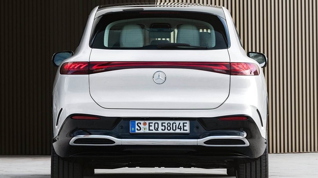 Mercedes EQS SUV 580 4MATIC (2023-…) rear view, taillights, trunk, spoiler, badge, bumper, exterior