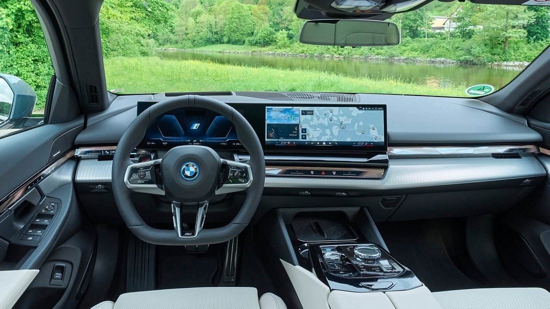 BMW i5 Touring eDrive40 (2024-2025) interior photo, front seat, driver seat, dashboard, steering wheel, infotainment, cockpit