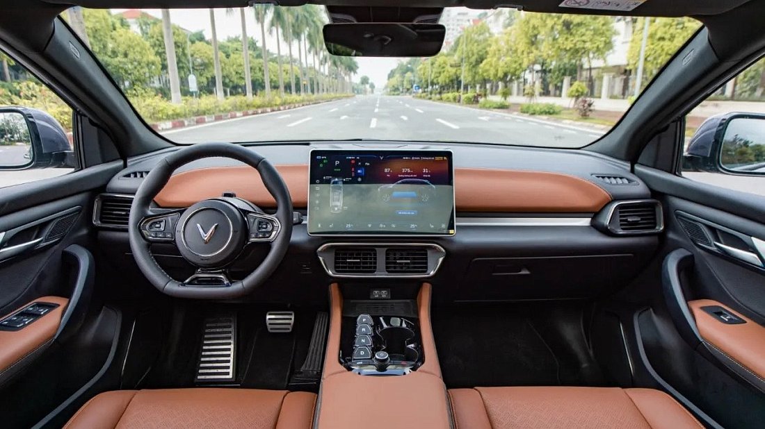 VinFast VF 8 Plus (2024-…) interior, front seat, driver seat, dashboard, steering wheel, infotainment, cockpit