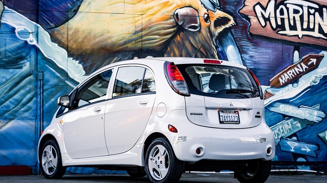 Mitsubishi i-MiEV Gen 1 (2010-2021) rear quarter photo, three-quarter view, diagonal, exterior