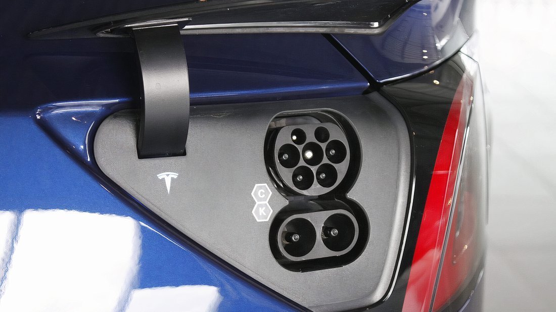 Tesla Model Y Long Range AWD (2020-2021) charge port Europe photo, charging, inlet, plug, connector