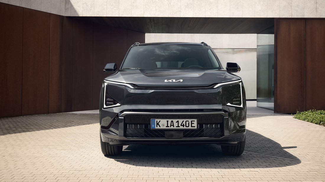 Kia EV5 Standard Range FWD (2026-…) front fascia photo, grille, headlights, bumper, exterior