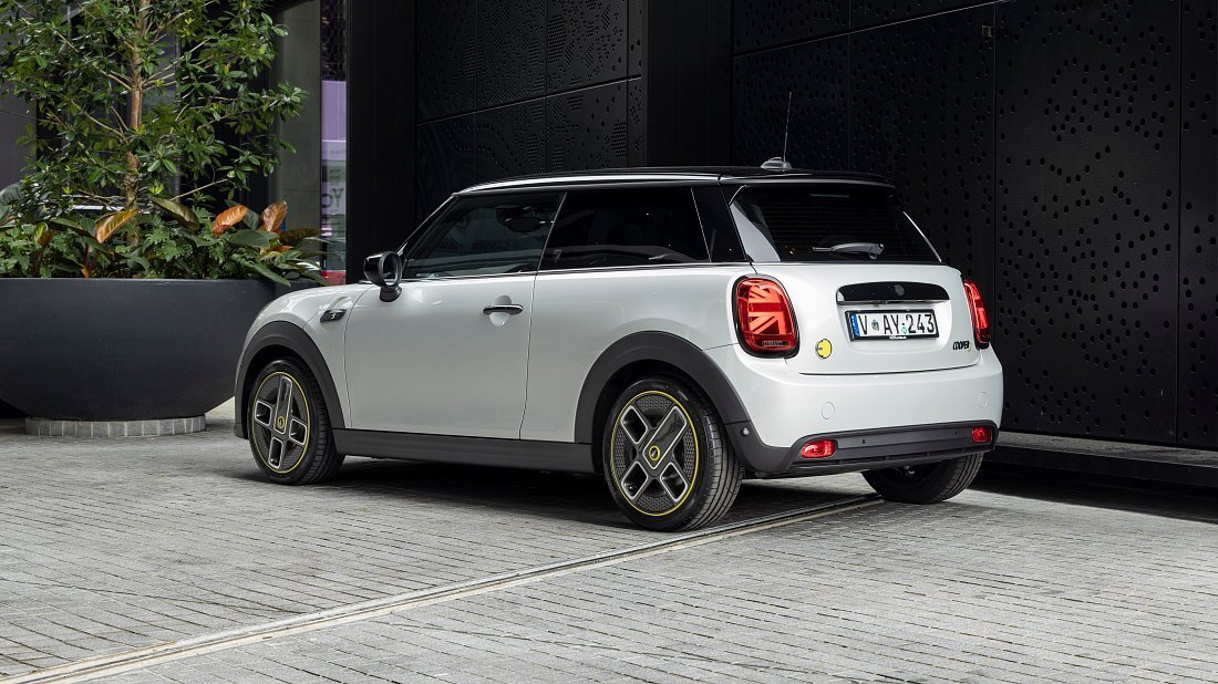 Mini Cooper SE (2021-2024) rear quarter photo, three-quarter view, diagonal, exterior