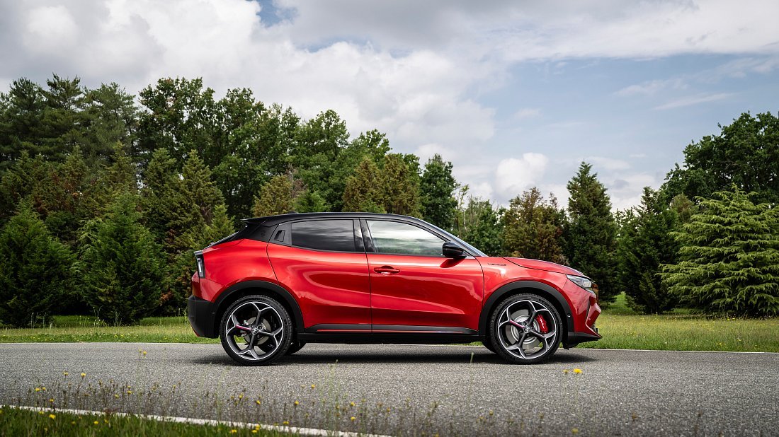 Alfa Romeo Junior Elettrica 54 kWh (2024-...) side profile photo, silhouette, doors, wheels, exterior