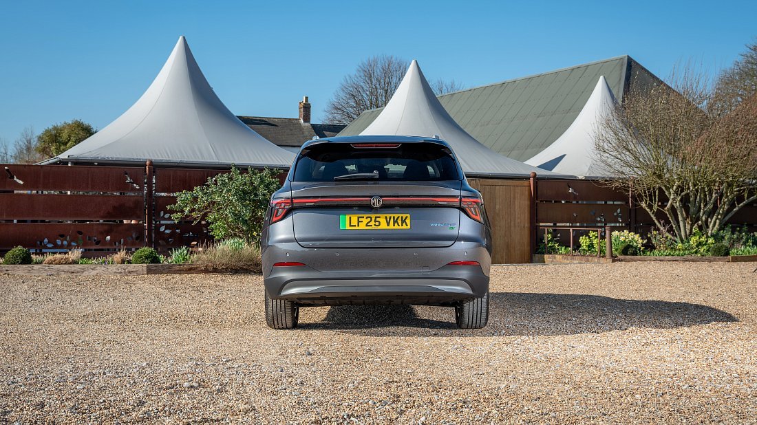 MG MGS5 EV 64 kWh (2025-...) rear view photo, taillights, trunk, spoiler, badge, bumper, exterior
