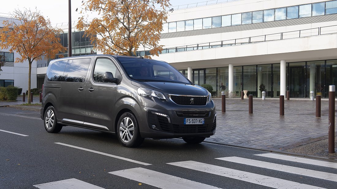 Peugeot e-Traveller Long 50 kWh (2020-2024) front view, front quarter, diagonal, exterior